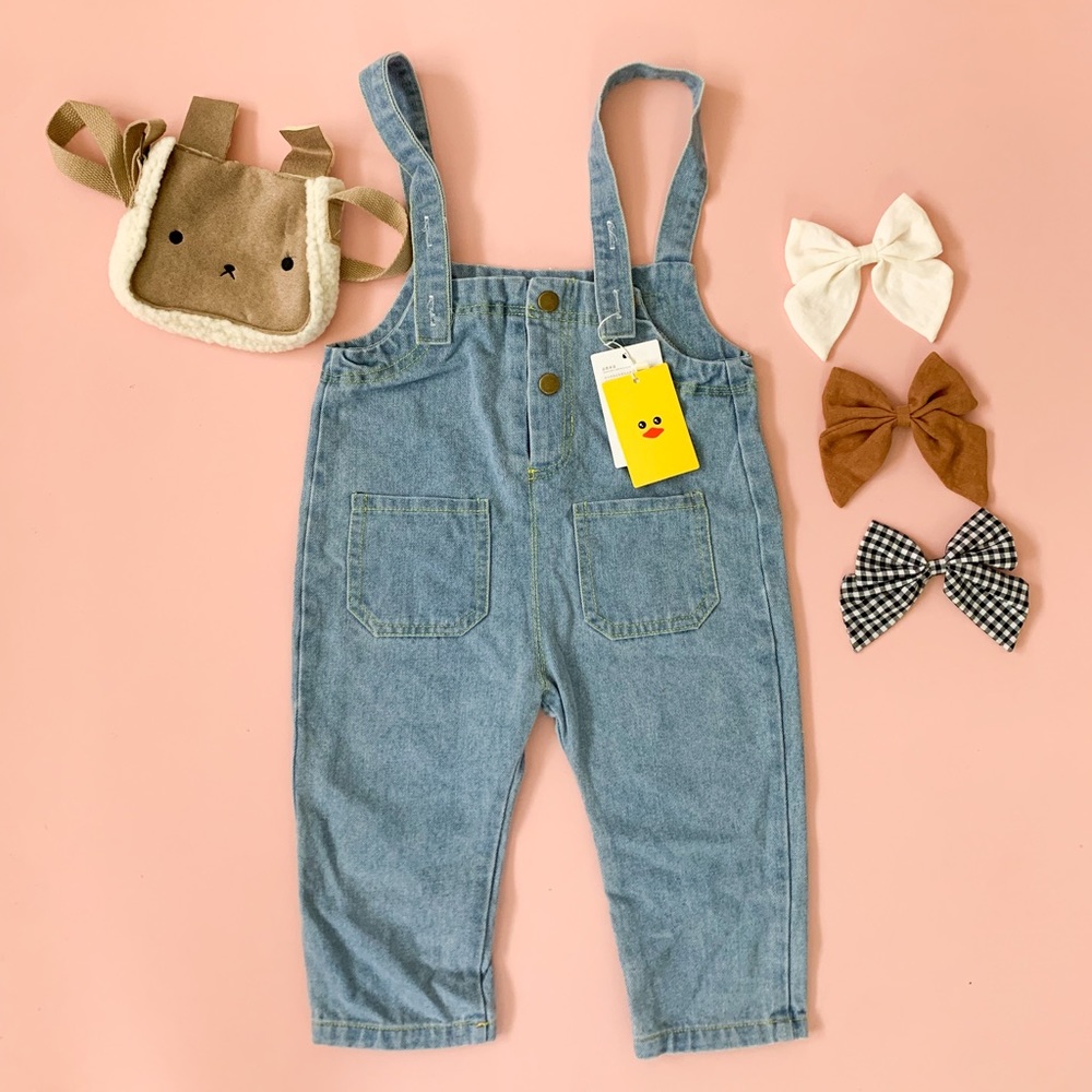 Girl loose overalls